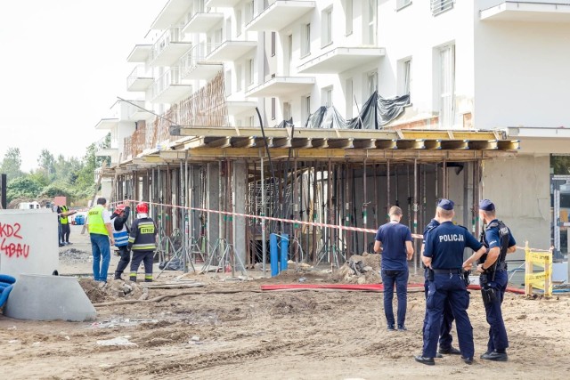 Podczas budowy nowego budynku przy ul. Sybiraków, prawdopodobnie podczas układania betonu, zawalił się strop nad garażem.