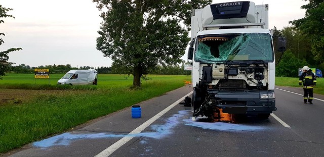 Jedna osoba trafiła do szpitala po wypadku, do którego doszło w środę (29.05) około godziny 4.18 na drodze w Toporzysku, pomiędzy Toruniem a Bydgoszczą.Na poboczu stał tam bus, w którego tył uderzył kierowca renaulta jadącego w stronę Bydgoszczy. Bus został zepchnięty na pobocze.Polecamy: Bieżące informacje o wypadkach i utrudnieniach w regionieDo szpitala trafił kierowca busa. Prowadzący auta uczestniczące w tym zdarzeniu byli trzeźwi. Przyczyny i okoliczności wypadku bada policja. Ruch na tej drodze odbywa się już normalnie.