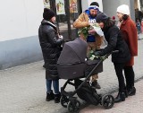 Ruch Chorzów. Kibice Niebieskich wręczali kwiaty kobietom w Chorzowie i Katowicach ZDJĘCIA Akcja z okazji 8 marca