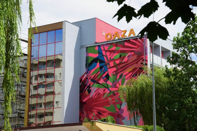 Zakończyły się prace przy muralu, który od kilku tygodni powstawał na tyłach sanatorium "Oaza" w Inowrocławiu. Mural jest widoczny dla spacerujących ulicą Świętokrzyską od strony Solanek. Dzieło ma aż 180 metrów kwadratowych. Jest to największy dotychczasowy mural stworzony przez Marcina Fołdę. Przedstawia abstrakcyjne ujęcie liści palmy.Więcej o pracach przy muralu pisaliśmy w artykule:W Inowrocławiu powstaje kolejny mural. Gdzie i co będzie przedstawiał?Brakuje miejsc postojowych w Inowrocławiu, więc parkujemy gdzie się da: