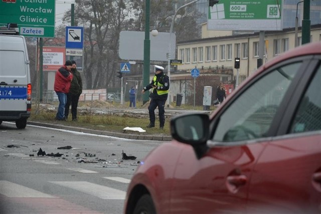 Kolizja na skrzyżowaniu ulic Chorzowskiej, Grundmanna i Stęślickiego w KatowicachZobacz kolejne zdjęcia. Przesuwaj zdjęcia w prawo - naciśnij strzałkę lub przycisk NASTĘPNE