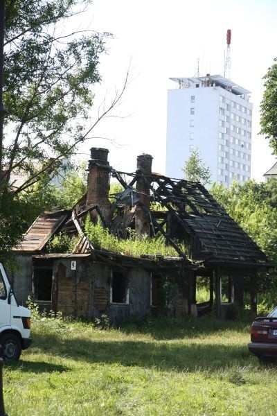 Spalona ponad dwa lata temu chata przy Poprzecznej 9A.