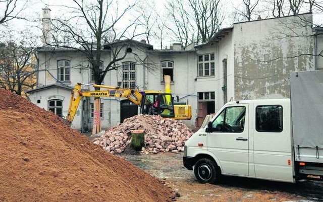 Główny budynek, pochodzący z początku ubiegłego wieku, przejdzie kapitalny remont. 