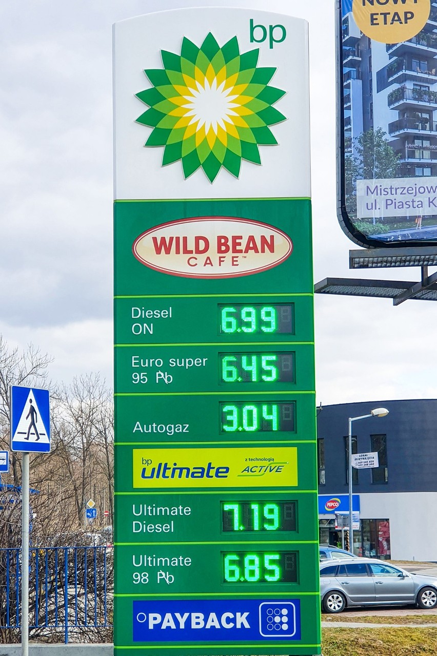 Kraków. Padają smutne rekordy cen paliwa. Za litr ropy na niektórych stacjach trzeba zapłacić już prawie 7 zł [ZDJĘCIA]