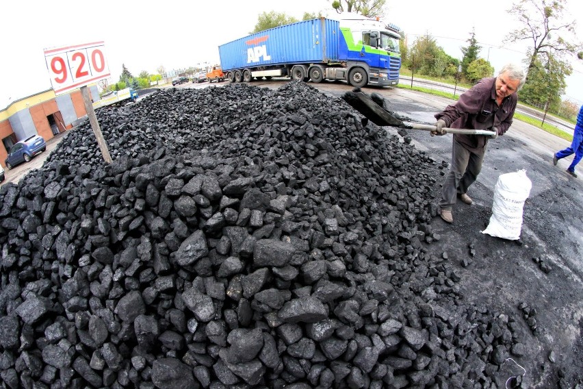 Polacy kombinują z dopłatami do węgla, dlatego Ministerstwo...