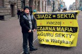 Jeździ w rikszy antyklerykalnej. Protestuje przeciwko księżom na Pietrynie