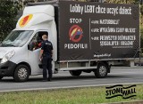 Homofobiczne hasła o społeczności LGBT uciszone przez urzędników Poznania. Z ciężarówki fundacji Prawo do Życia nie usłyszymy komunikatów