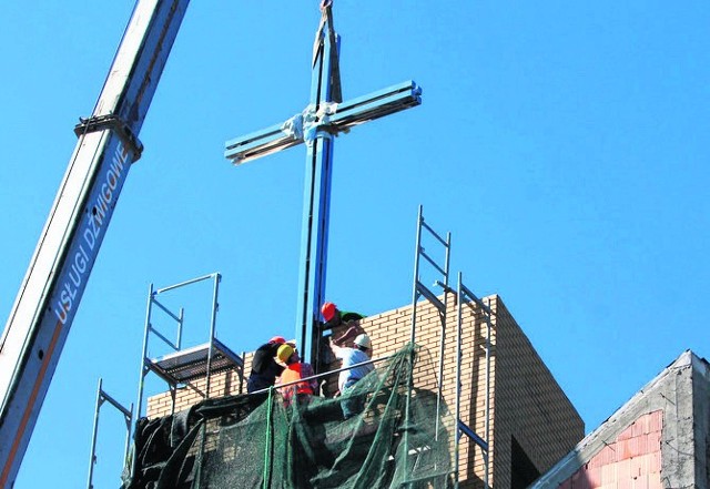 Stalowy krzyż, który zwieńczył wieżę kościoła Matki Bożej Częstochowskiej, waży 450 kilogramów i ma 6 metrów wysokości