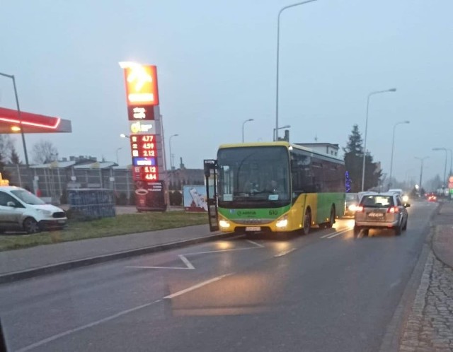 Autobus Arrivy zatrzymał się przy ul. Krzyżowej w Grudziądzu opodal stacji paliw. To miejski przystanek, z którego korzystania póki co nie ma prawa gminny przewoźnik. Władze MZK twierdzą, że mają dziesiątki zgłoszeń o podobnych sytuacjach.