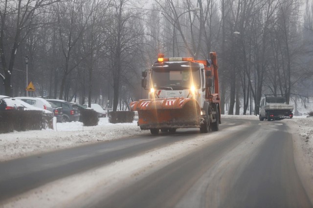 Intensywne opady śniegu w nocy z soboty na niedzielę spowodowały utrudnienia na drogach.