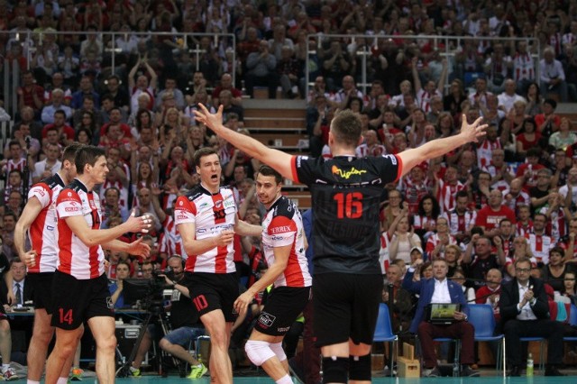 Asseco Resovia walczy z Lotosem Trefl Gdańsk w trzecim meczu finału siatkarskiej PlusLigi.