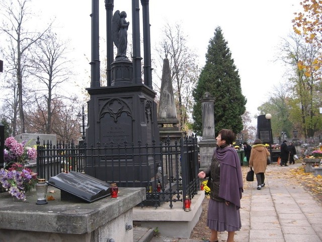 Odnowiony dzięki datkom radomian grób pokazuje Barbara Pikiewicz, członek Komitetu Ochrony Zabytkowego Cmentarza Rzymskokatolickiego w Radomiu.