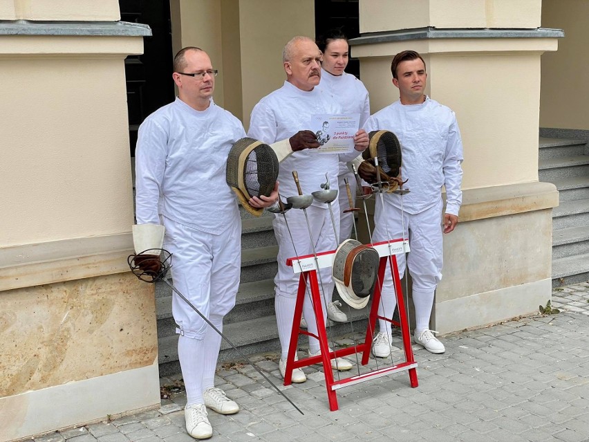 Rekonstruktorzy policyjni z Radomia walczą o pomnik mistrza boksu Kazimierza Paździora. Używają do tego... szpady, szabli i floretu