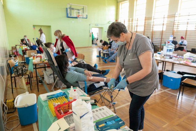 W akcję poboru krwi w ZSE w Bydgoszczy włączyli się nie tylko pełnoletni uczniowie bydgoskiego "Elektryka", ale też, m.in., młodzież z pobliskich szkół: IV LO i Zespołu Szkół Mechanicznych nr 2 oraz mieszkańcy osiedla Błonie.