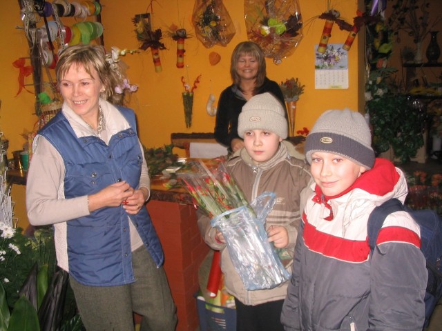 W kwiaciarni "Kwiaty Świata&#8221; spotkaliśmy wczoraj Mateusza Nowickiego i Filipa Zygonia z kl. IV "a&#8221; SP 3, którzy kupowali róże dla koleżanek z klasy. Sprzedała je im, pracująca tam Stargardzka Białogłowa 2005, Ania Krajewska.