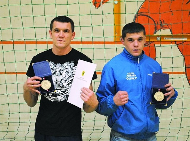 Kazimierz Łęgowski (z prawej) wrócił ze srebrnym medalem. Obok - jego trener i brat - Marcin Łęgowski .