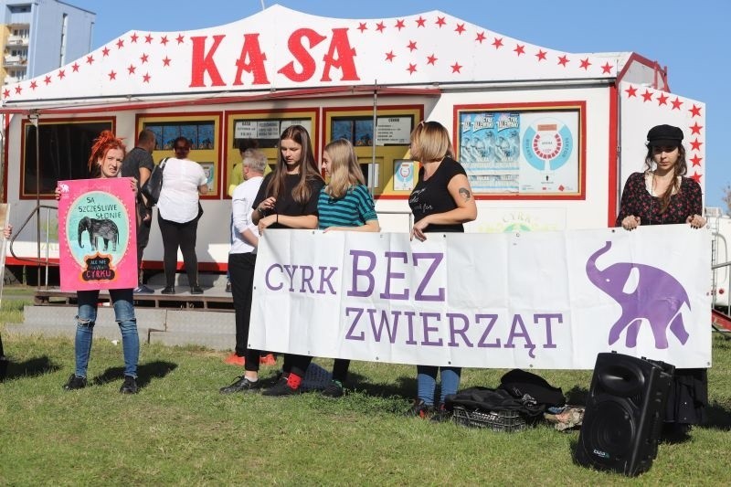 Protestujących pilnowali policjanci. Tuż obok ustawił się...