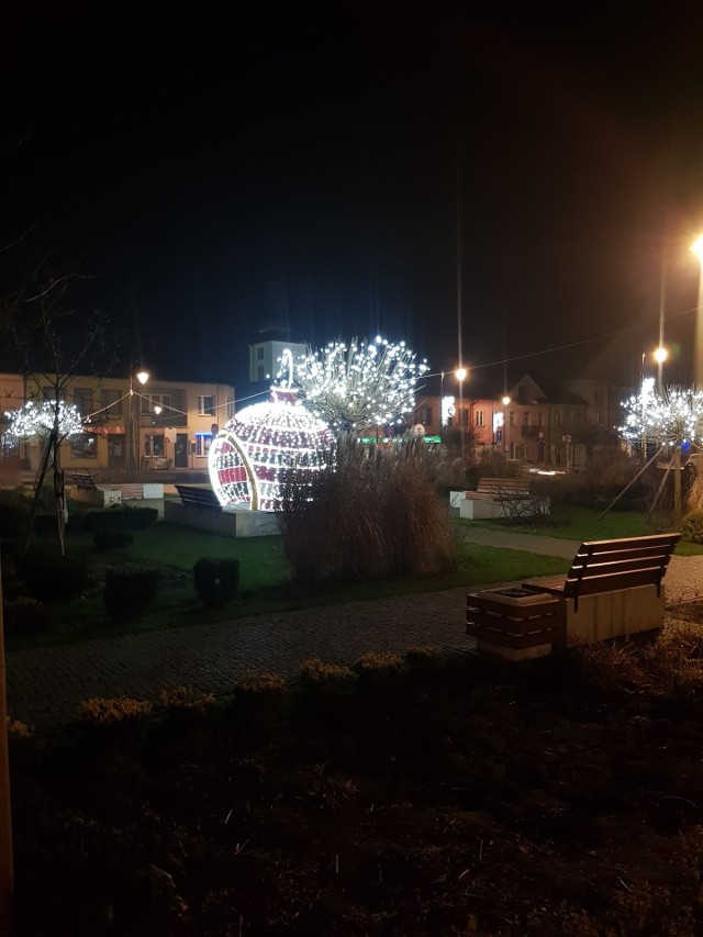 Świąteczne ozdoby przed Urzędem Miejskim oraz iluminacje świąteczne na terenie Lipska są już gotowe na nadchodzące święta Bożego Narodzenia.Jakie ozdoby świąteczne przygotowano w Lipsku? Zobacz klikając w prawo >>>>>