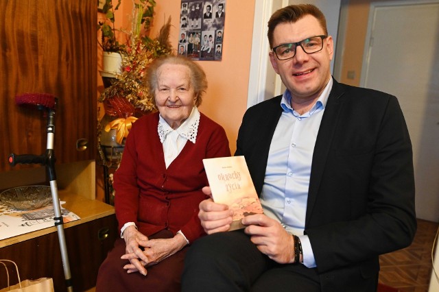 Pani Barbara pisze wiersze, wydała swój tomik, który podarowała burmistrzowi Marcinowi Marcowi. Więcej z urodzin na kolejnych zdjęciach