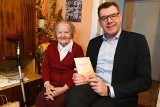 Pani Barbara Kołodziej z Sandomierza skończyła 101 lat. Z życzeniami i prezentem jubilatkę odwiedził burmistrz Marzec