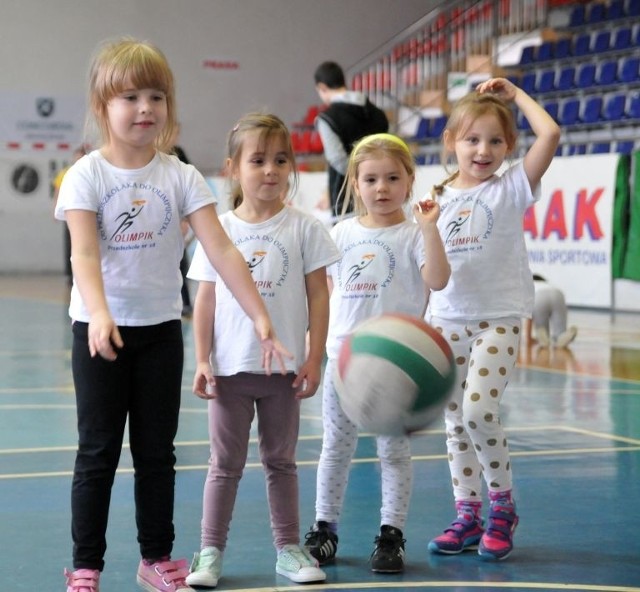 Na zajęciach maluchy uczą się podstaw gier sportowych