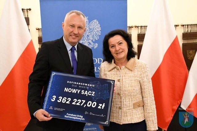 Czeki gwarantujące dofinansowanie wręczyli przedstawiciele Urzędu Województwa Małopolskiego oraz parlamentarzyści