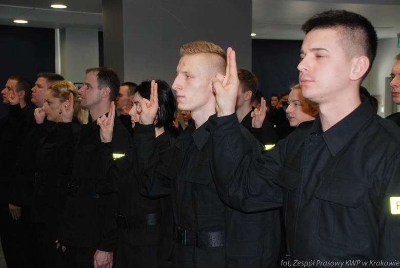 Kraków. Nie ma już wolnych etatów w małopolskiej policji. Do służby przyjęto nowych mundurowych. 30 proc. to kobiety