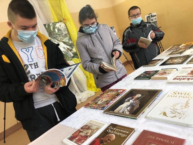 W ramach projektu w szkole w Kcyni zorganizowano m.in. wystawę książek