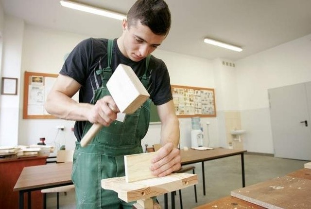 Młodzi stolarze wzięli udział w konkursie, który odbył się w pracowni stolarskiej Centrum Kształcenia Praktycznego w Słupsku.