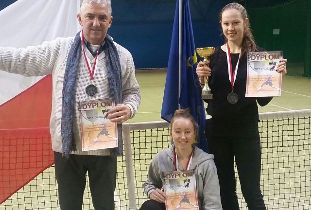 Na zdjęciu od lewej: Roman Wędrocha, trener i kapitan drużyny, Julia Wędrocha i Dominika Szczotka.