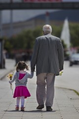 Czy za spacer z dzieckiem po chodniku faktycznie grozi mandat?
