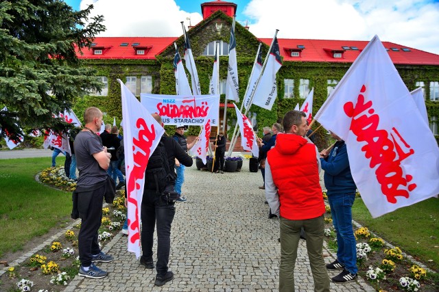Podczas piątkowej pikiety związkowców „Solidarności” przed budynkiem biura MAN Bus Starachowice
