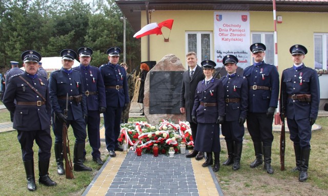 Starosta powiatu radomskiego Waldemar Trelka wraz z rekonstruktorami policyjnymi przy pomniku ofiar zbrodni katyńskie w Kosowie. Uroczystości odbyły się w niedzielę.