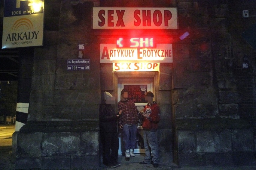 Jaskrawe neony zachęcają do odwiedzin. Na zdj. sex shop prsy...