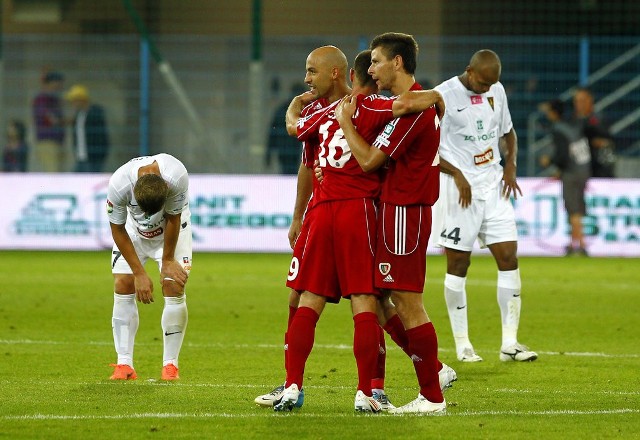 Piłkarze Piasta Gliwice (czerwone stroje) mieli w tym sezonie znacznie więcej powodów do radości niż Portowcy (białe stroje), choć przecież oba zespoły przystępowały do rozgrywek z podobnego pułapu.