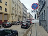 Intensywny zapach gazu i benzyny czuć na ul. Komuny Paryskiej we Wrocławiu. Na miejscu służby