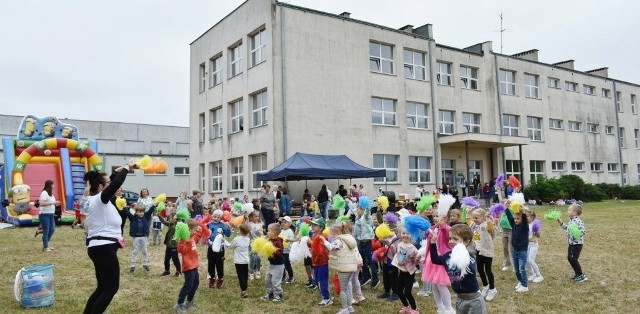 Fot. Tak bawiły się dzieci w Rusinowie podczas Ekologicznego Pikniku Rodzinnego.