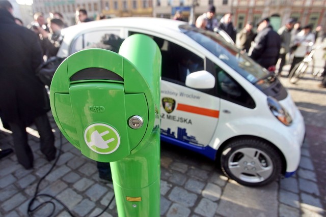 W 2011 roku wrocławska straż miejska jako pierwsza w Polsce dostała elektryczny samochód.