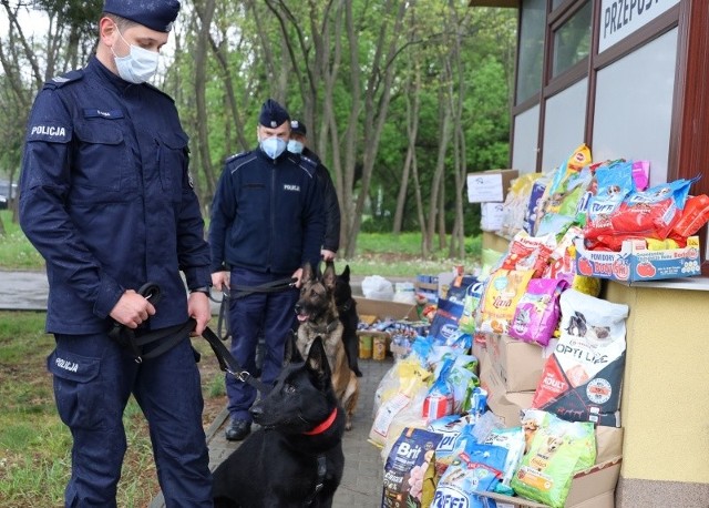 W ramach zorganizowanej przez policjantów zbiórki udało się zebrać ponad pół tony karmy dla bezdomnych zwierząt z radomskiego schroniska.
