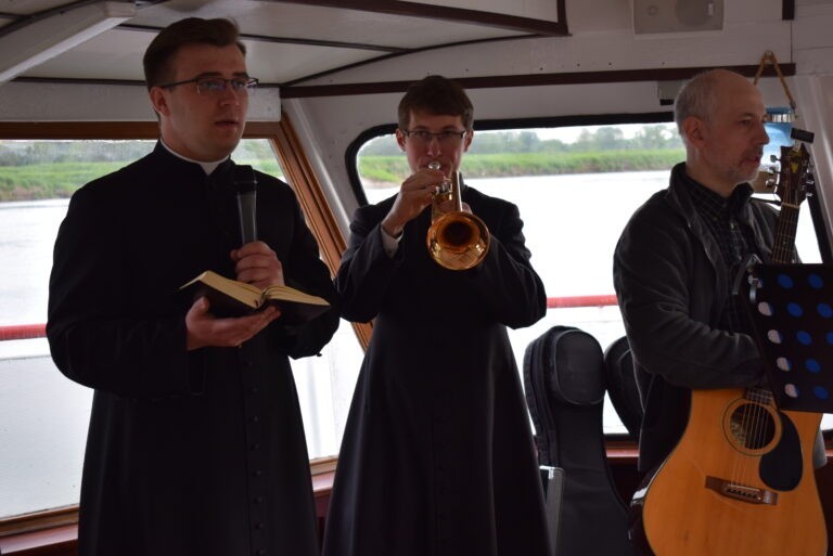Wiślana majówka z biskupem Krzysztofem Nitkiewiczem w Sandomierzu. Na pokładzie statku była wspólna modlitwa i śpiew. Zobacz zdjęcia