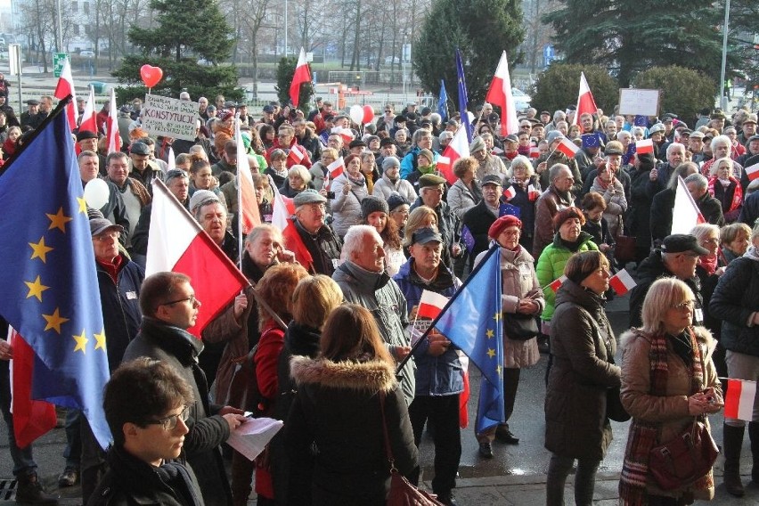 Pikieta w Kielcach w obronie demokracji - „Przepraszajcie i spadajcie”