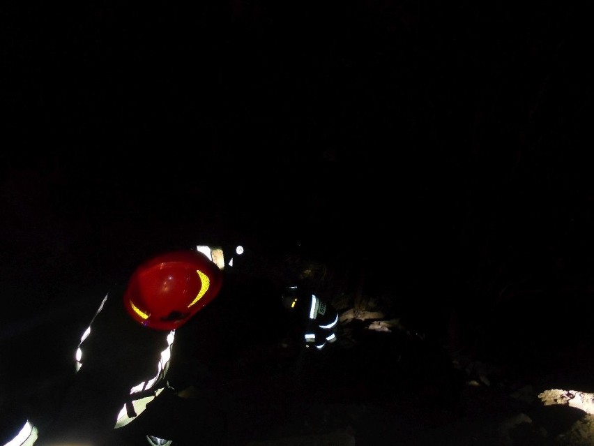 Nocą w Bodzechowie samochód spadł z blisko 20-metrowej skarpy. Kierowca uciekł zostawiając rannego pasażera