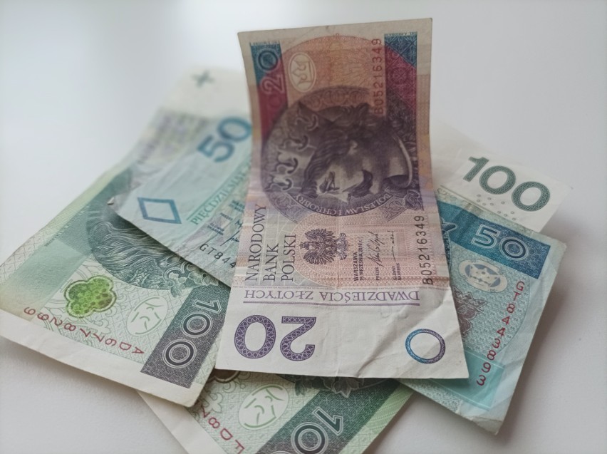 Dzienny limit - 1000 złotych, miesięczny - 5000 złotych....