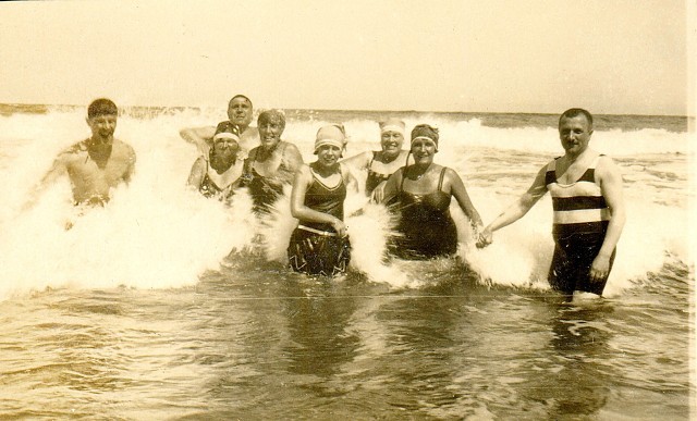 Nauka pływania i zabawa w wodzie, Kuźnica 1929. Fot. Roman Wajnikonis