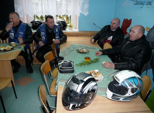 Przywieźli motorami Zajączka, dostali wielkanocne ciacho.