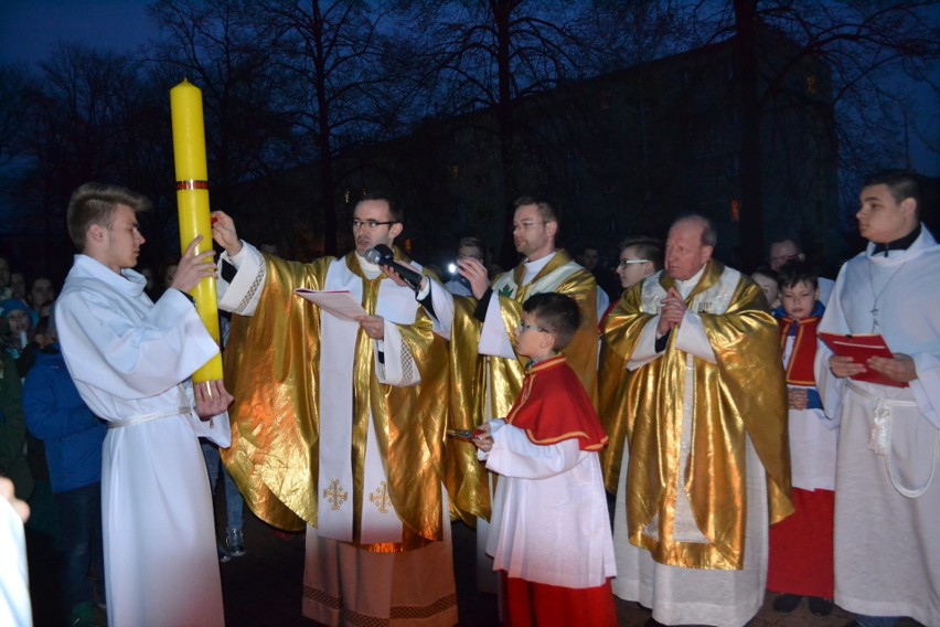 Liturgia Wigilii Paschalnej: święcenie ognia w Myszkowie ZDJĘCIA