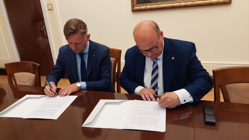 List intencyjny o współpracy podpisali (od lewej) prof. dr...