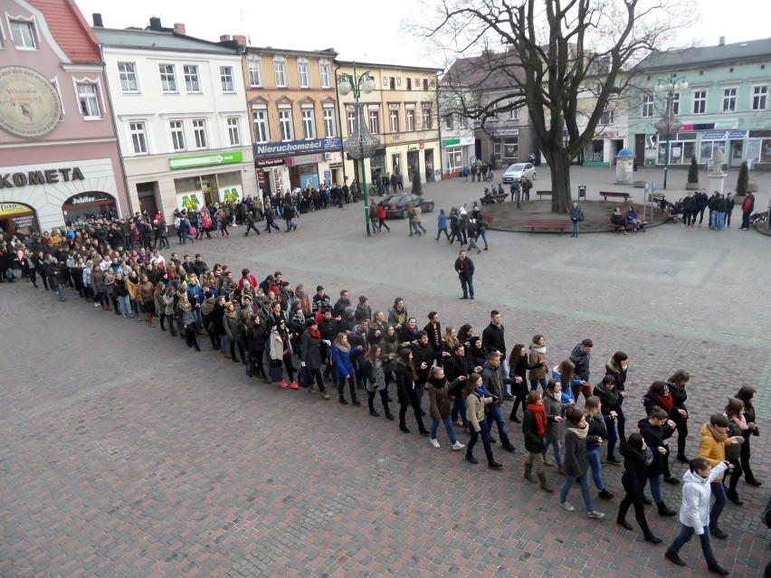 Ok. 200 osób tańczyło poloneza na rynku w Lublińcu