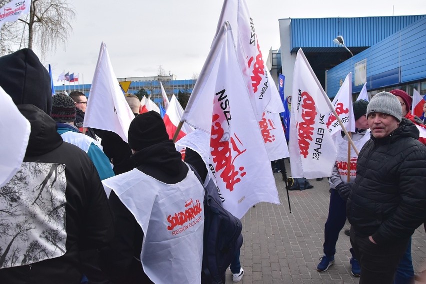 Protest pod zakładem IP Kwidzyn. Związkowcy domagają się podwyżek. Przed bramą zgromadziło się ok 400 osób [ZDJĘCIA]