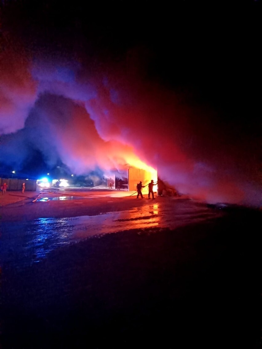 Poważny pożar na składowisku odpadów w Trzebani koło Leszna. Walka z ogniem trwała kilka godzin